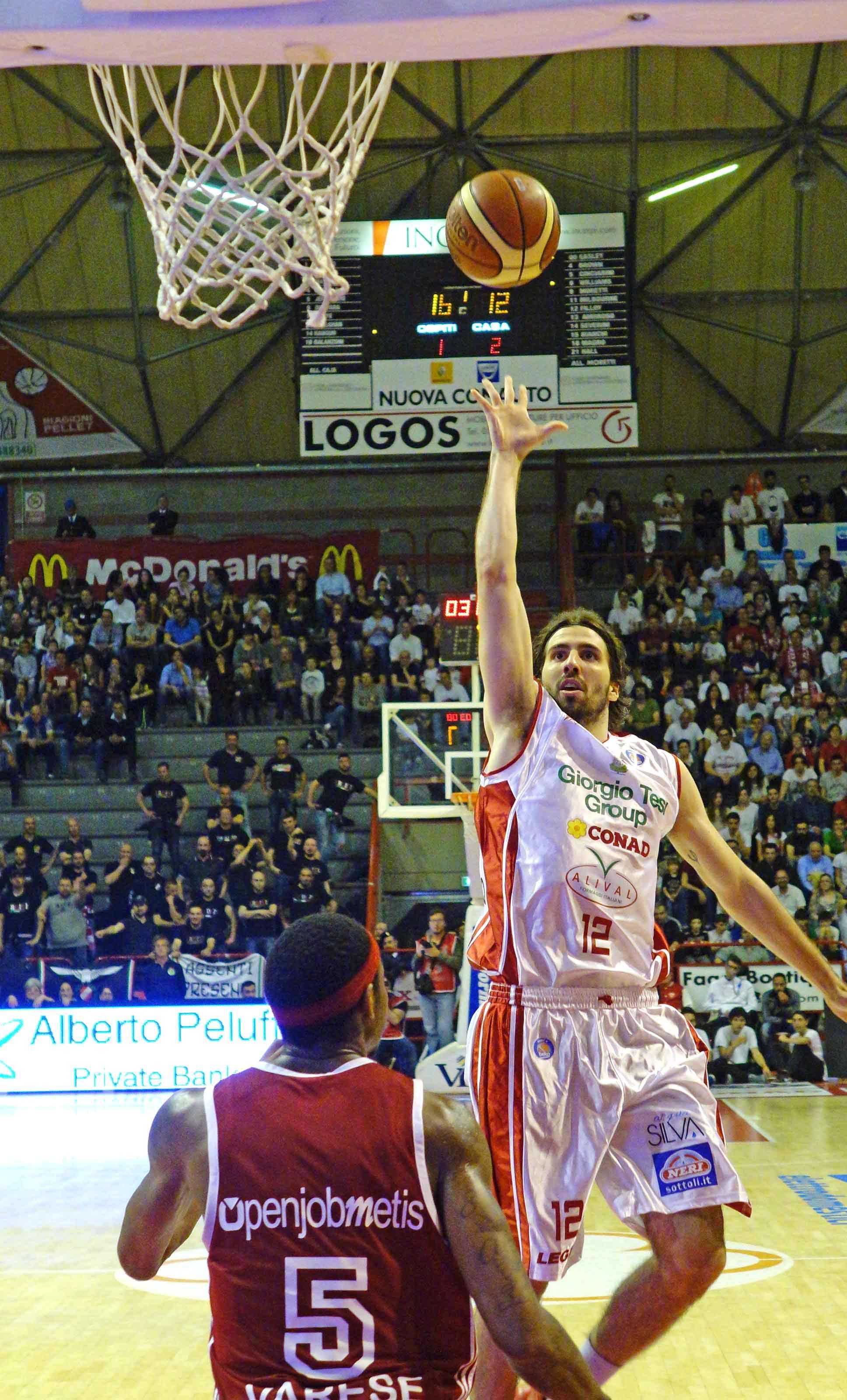 Il capitano della Tesi Group, Ariel Filloy, a canestro (foto Gori)