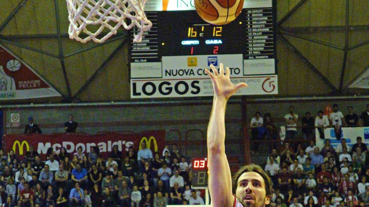 Il capitano della Tesi Group, Ariel Filloy, a canestro (foto Gori)