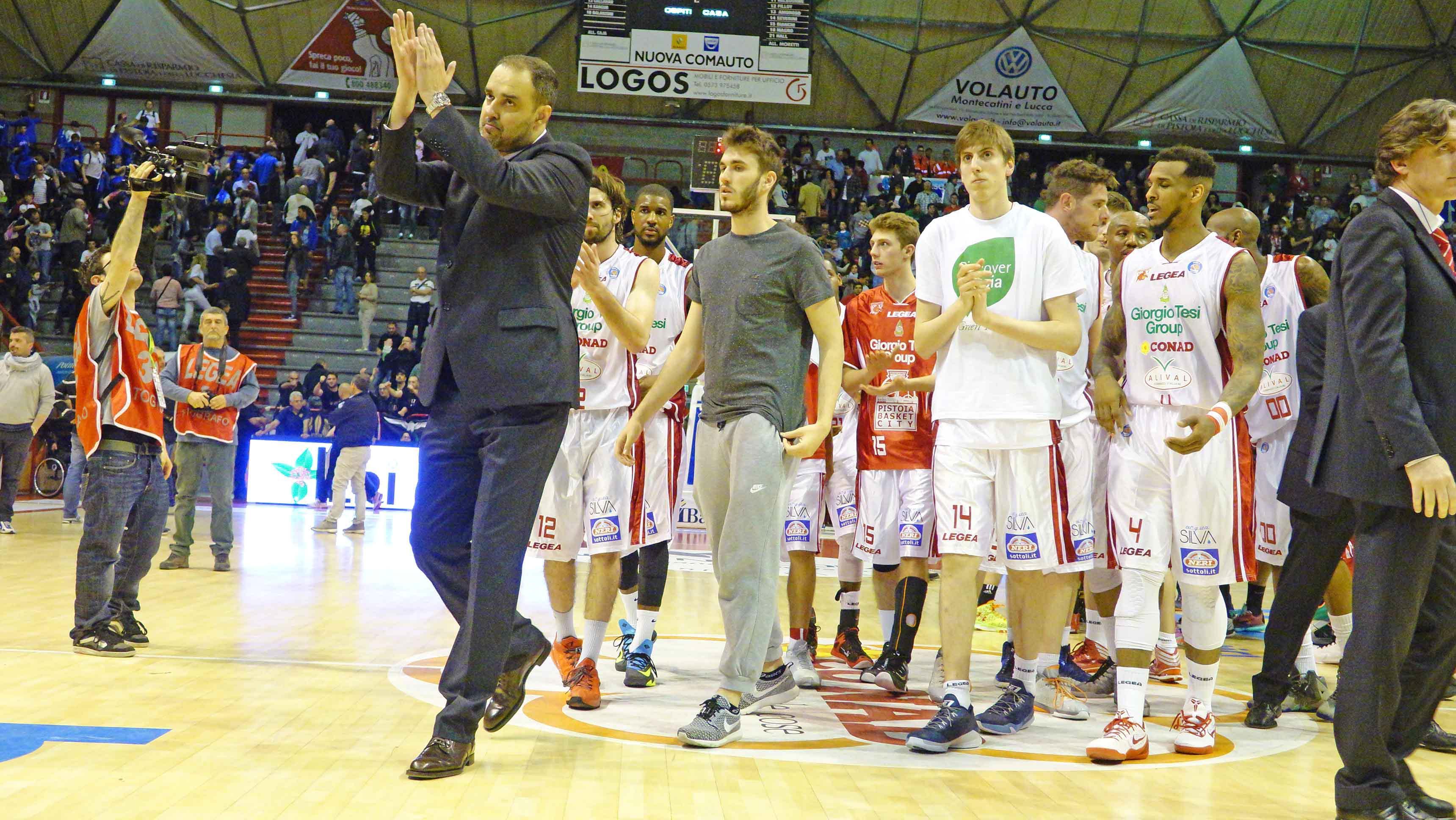 Moretti saluta il pubblico a fine partita (foto Gori)