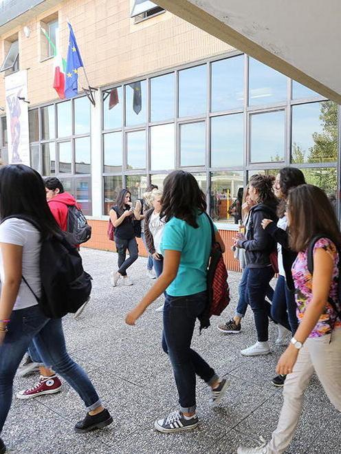 Rotti i vetri alle auto dei professori 