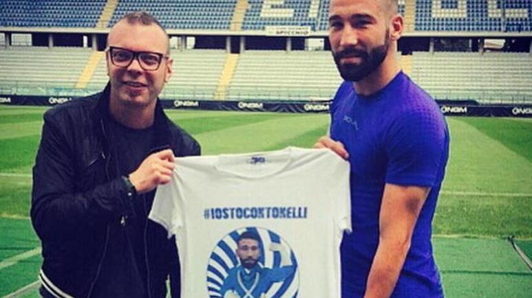 Tonelli fra t-shirt e siparietti comici