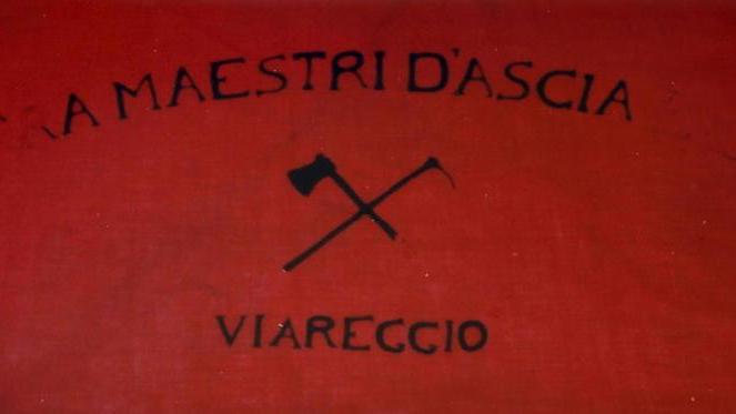 Il furto della bandiera rossa che incendiò Viareggio 