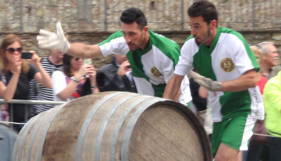 Gli “spingitori” si giocano il palio con le botti