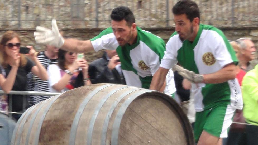 Gli “spingitori” si giocano il palio con le botti
