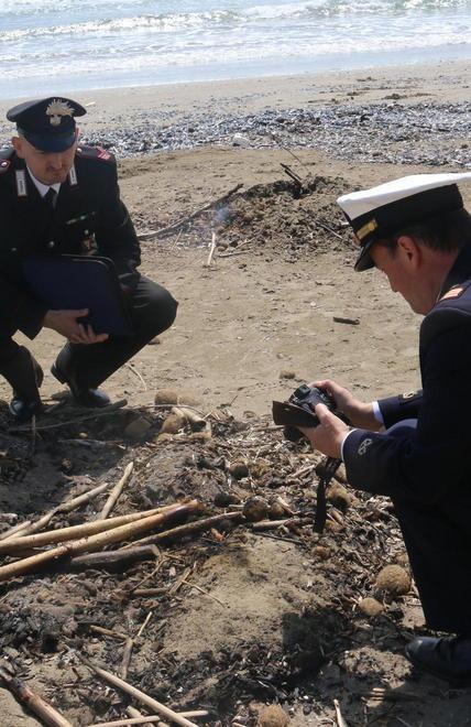 Falò sulla spiaggia Ragazzino si ustiona Scatta la denuncia 