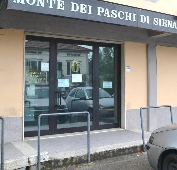 Sventrano il bancomat e prendono 60 mila euro