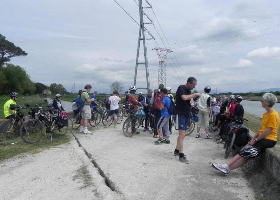In bici lungo i Navicelli per unire Livorno e Pisa