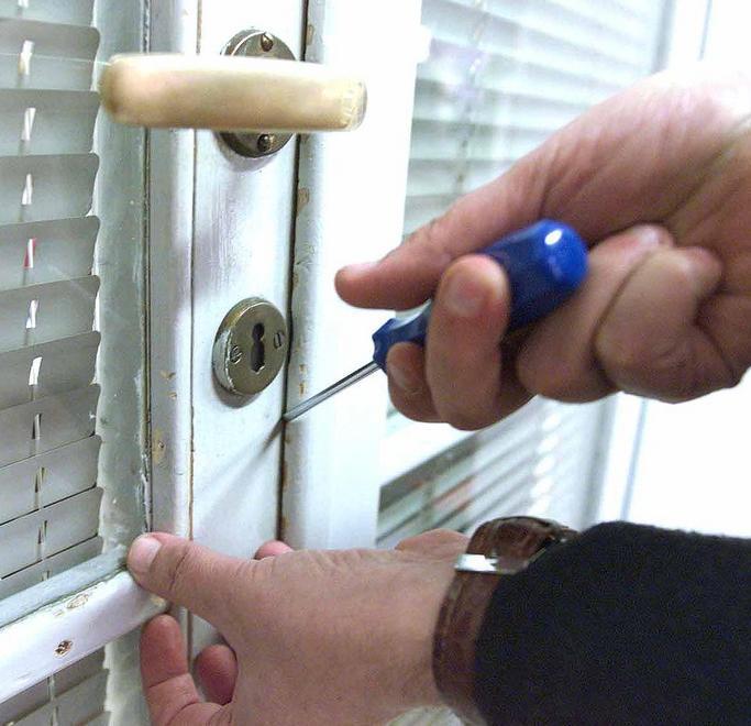 Raffica di colpi nelle case, ladri in azione a Cecina 