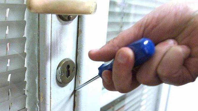 Raffica di colpi nelle case, ladri in azione a Cecina