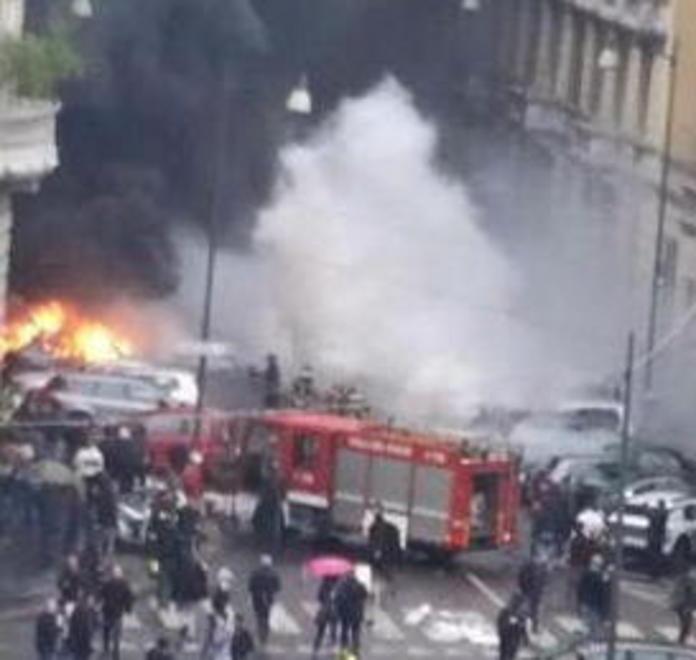 Il Suv dell’avvocato avvolto dalle fiamme durante l’attacco dei contestatori armati 