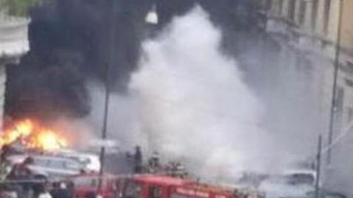 Il Suv dell’avvocato avvolto dalle fiamme durante l’attacco dei contestatori armati