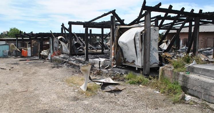Baracca in fiamme al campo rom, gli aiuti del Comune 