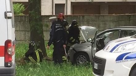 Con l’auto contro l’albero soccorsi e portati in ospedale