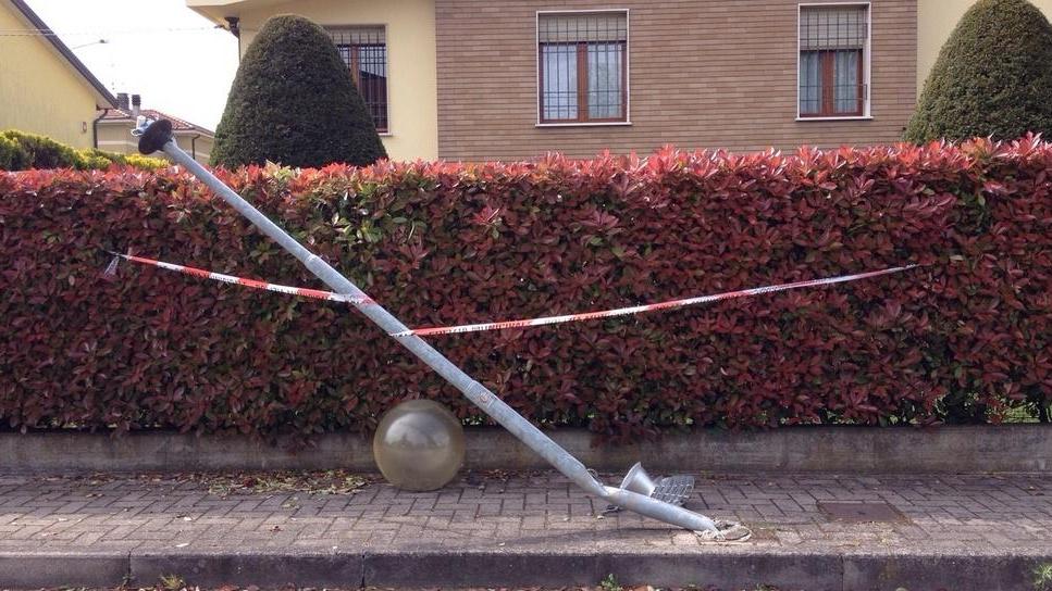 Evaso dai domiciliari e ubriaco l’uomo che ha centrato il palo