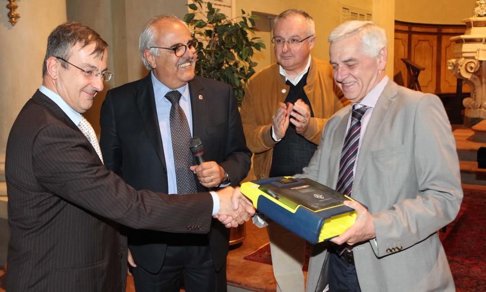 Un defibrillatore donato a Rete 