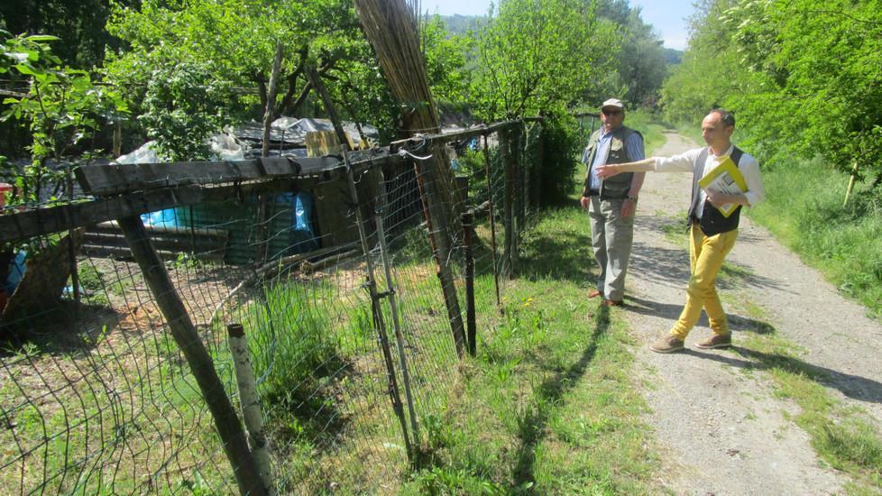 Baracche abusive e amianto in riva al torrente Tresinaro