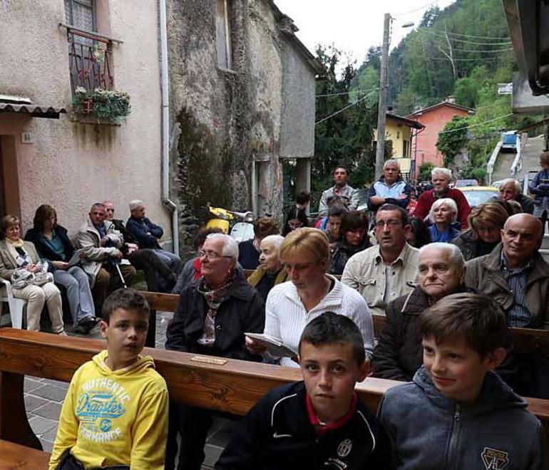 Rubano gli ex voto, un fedele regala il suo anello d’oro 