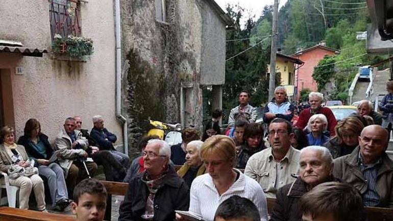 Rubano gli ex voto, un fedele regala il suo anello d’oro