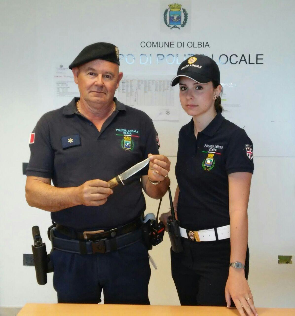 Due agenti della polizia locale mostrano il coltello utilizzato dall'ubriaco