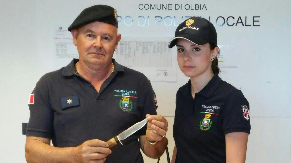 Due agenti della polizia locale mostrano il coltello utilizzato dall'ubriaco