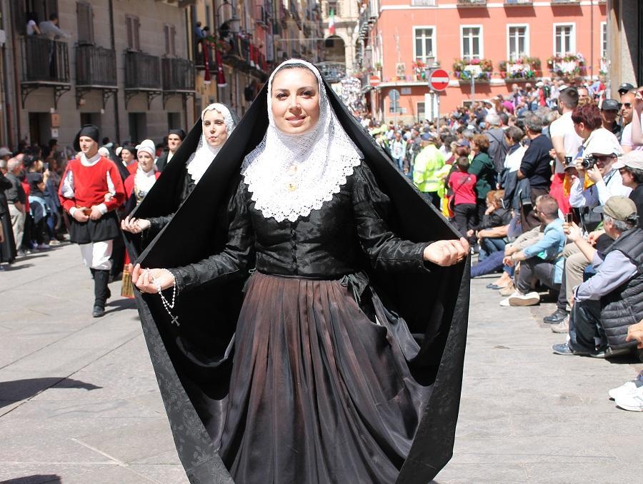 Il costume di Tempio sfila a Sant'Efisio