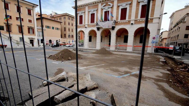 I lavori bloccati in piazza del municipio