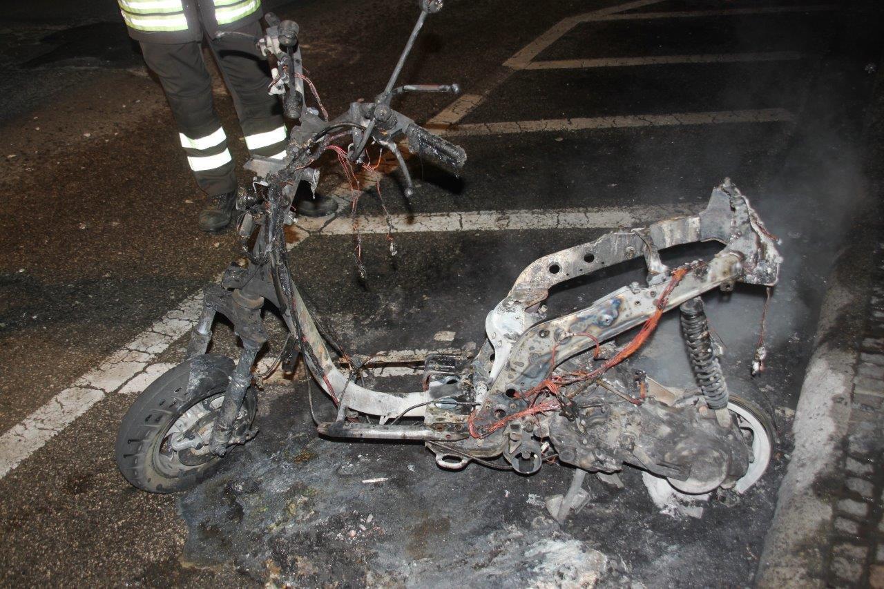 Il mezzo è stato completamente distrutto dalle fiamme (foto d'archivio)
