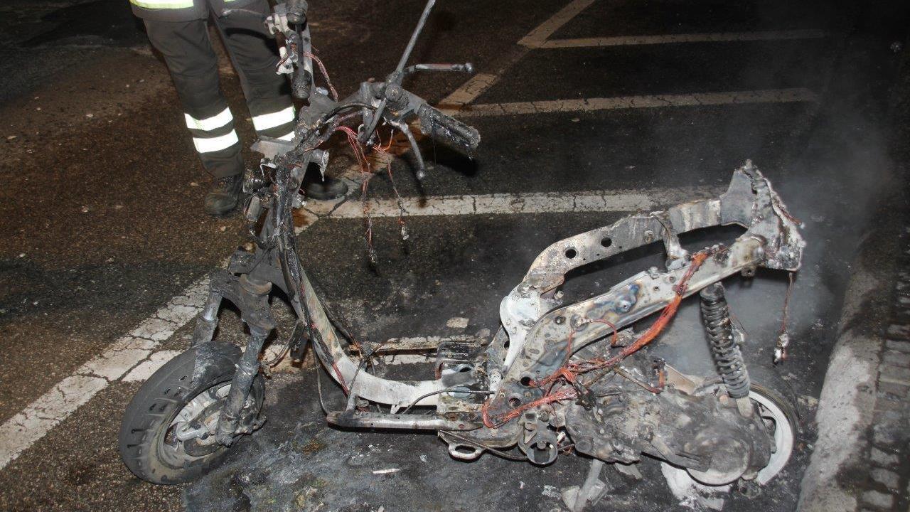Il mezzo è stato completamente distrutto dalle fiamme (foto d'archivio)