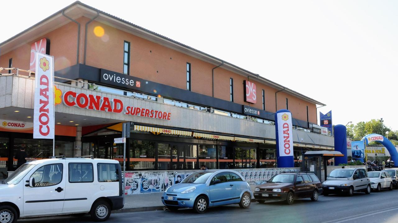 Sassari, furti alla Conad e alla Upim