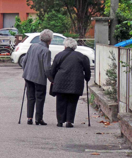 L’ha colpita nel letto e ha chiamato il 118