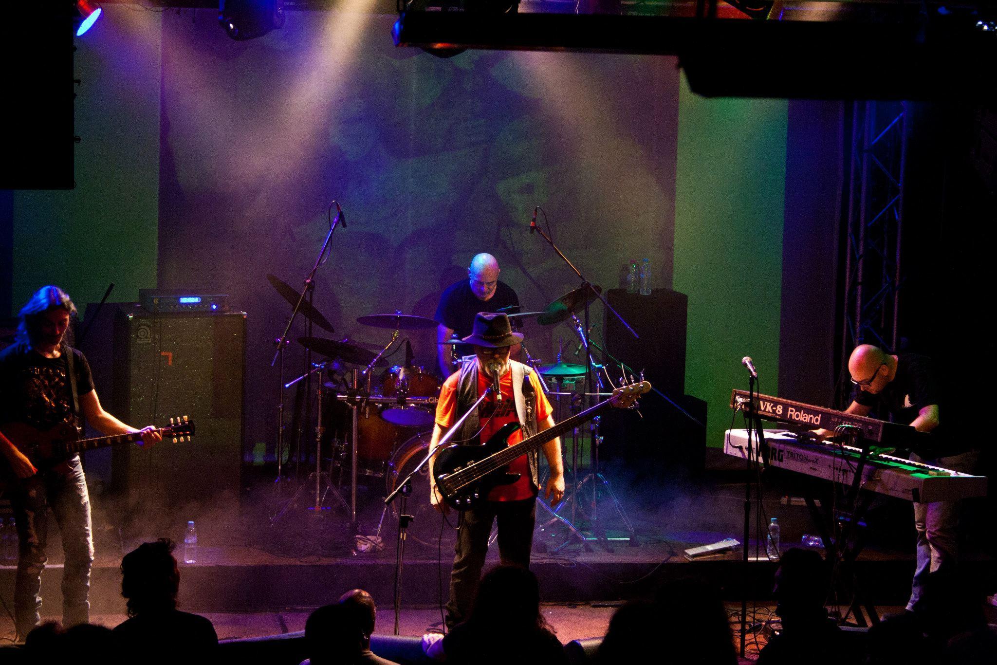 I Dark Quarterer durante un concerto