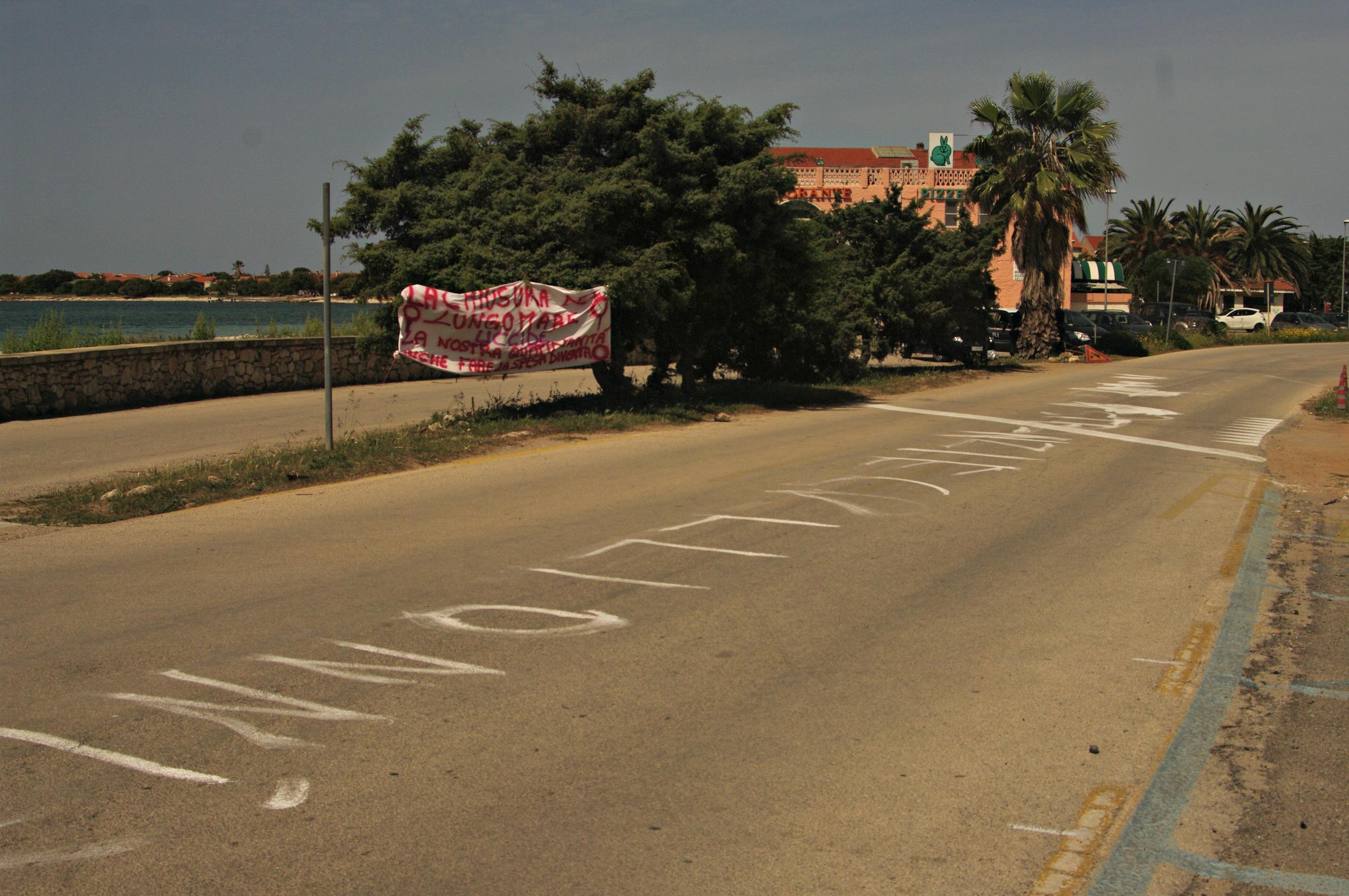 Il presidio sul lungomare di Putzu Idu e le scritte ingiuriose sull'asfalto