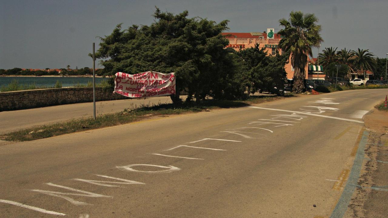 Il presidio sul lungomare di Putzu Idu e le scritte ingiuriose sull'asfalto