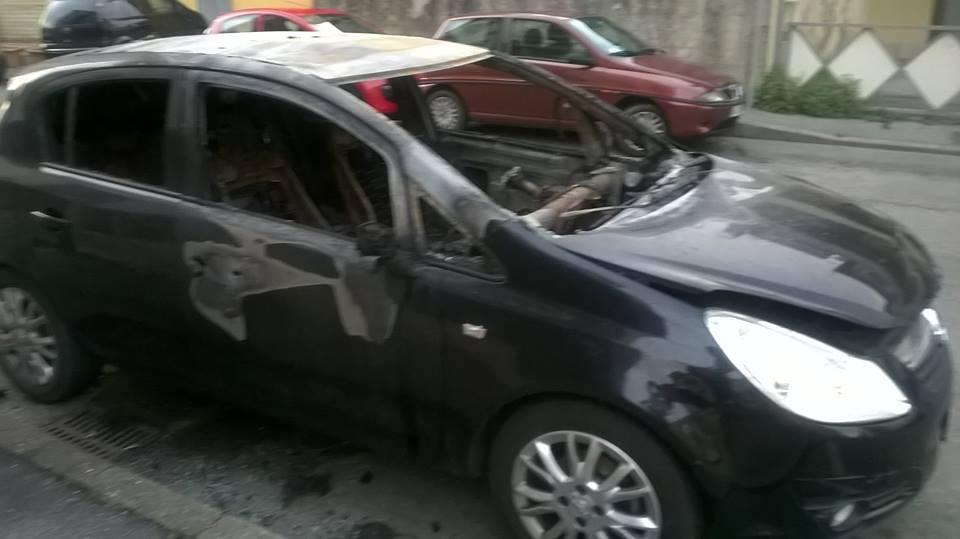 L'auto incendiata nella notte a Pistoia