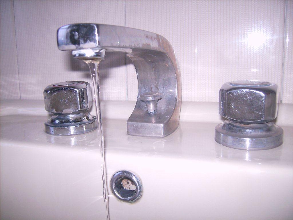 Un rubinetto dell'acqua quasi a secco
