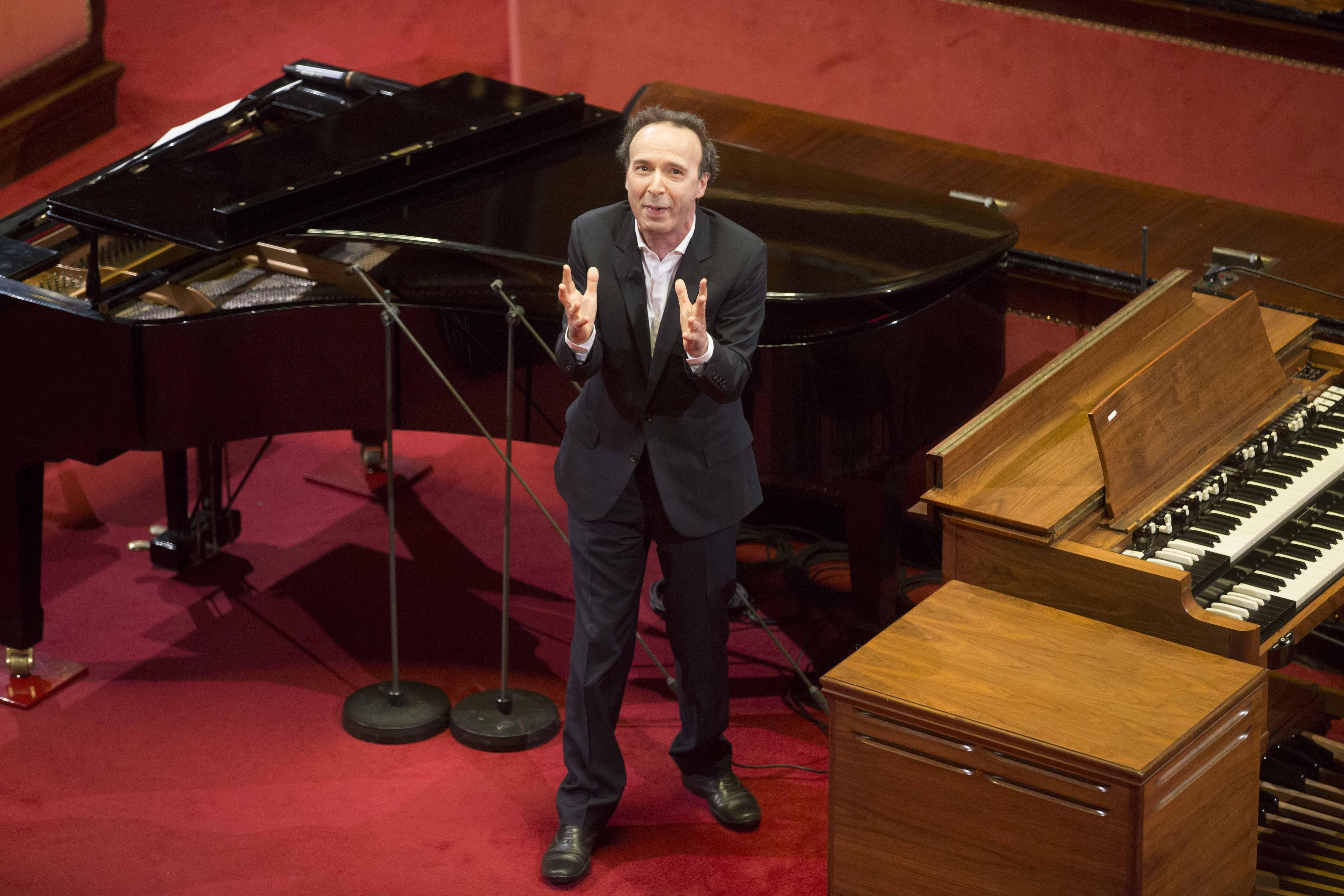750° di Dante, Benigni show: "Appena in tempo, tra due anni il Senato sarà abolito" 