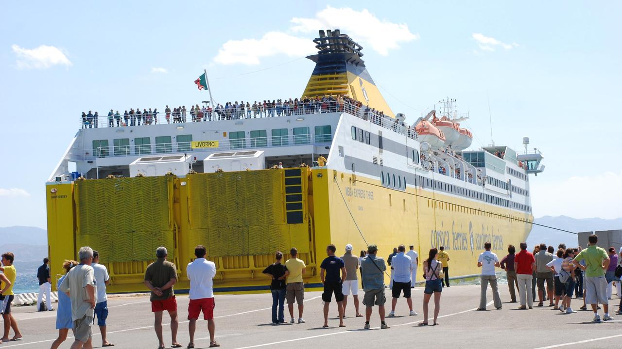 Un traghetto della Sardinia ferries nel porto di Golfo Aranci
