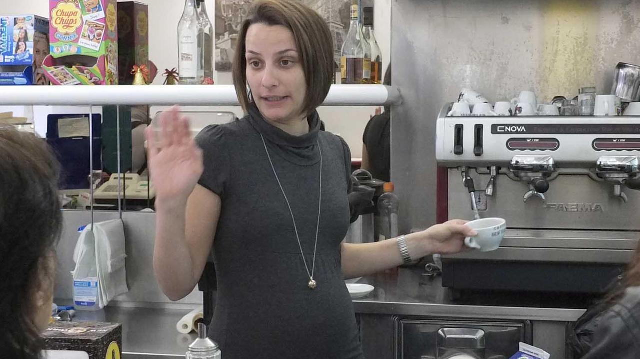 Silvia Pistoia al lavoro nel suo bar