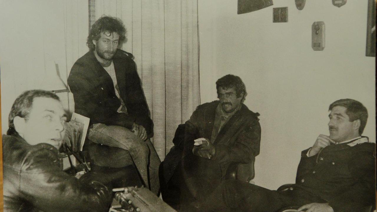 L'ex latitante Annino Mele (il secondo da destra) subito dopo la cattura in una vecchia foto di Claudio Gualà