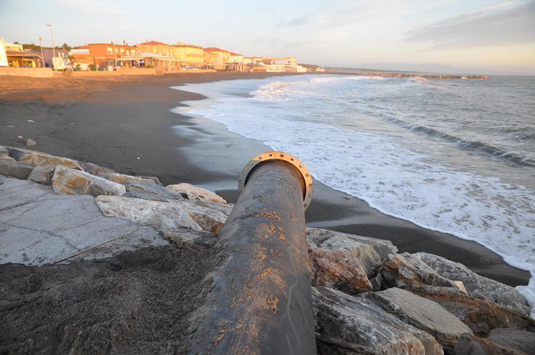 Il maxi tubo per il ripascimento sulla spiaggia del Settebello a Marina di Cecina