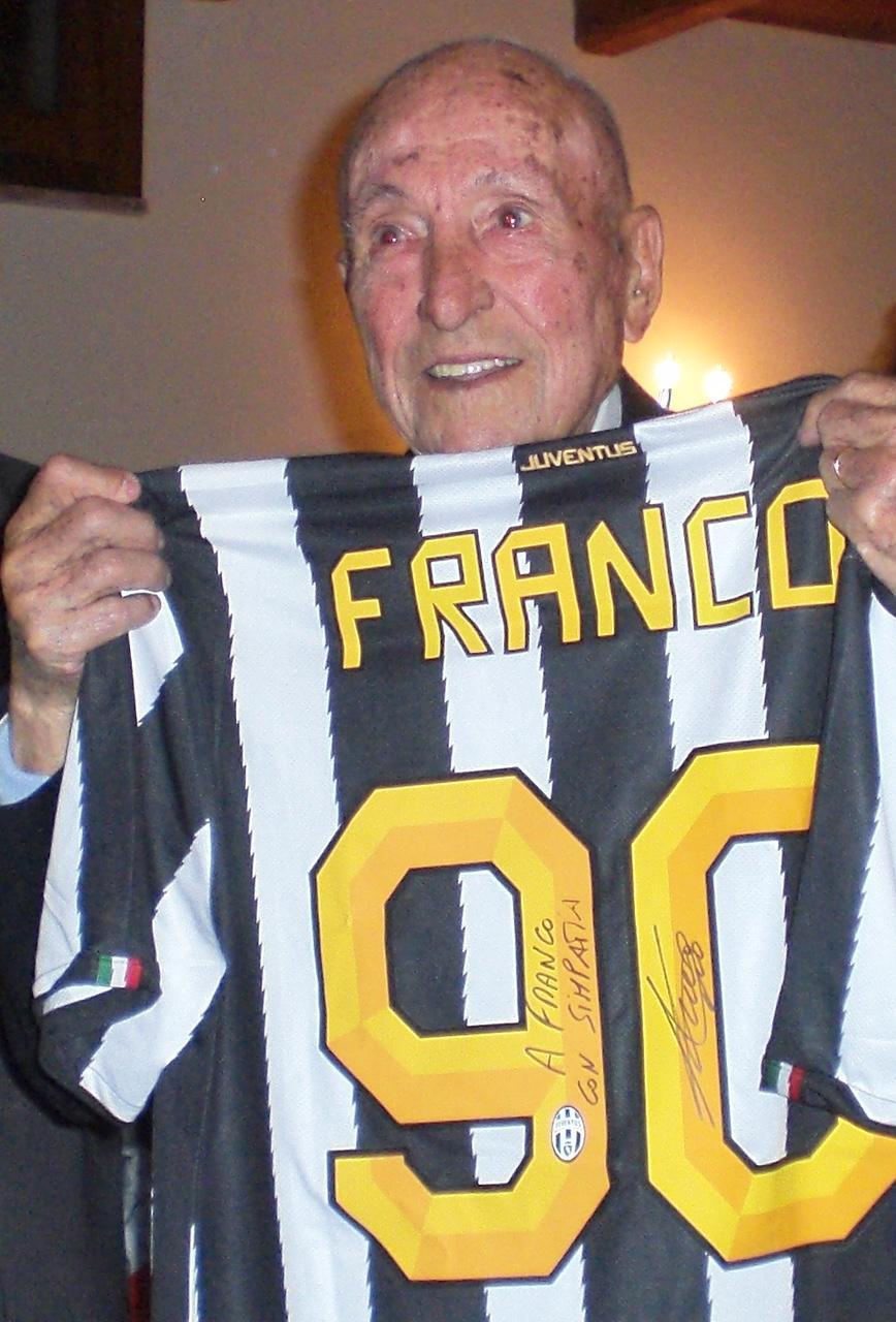 Francolino Piras, grande tifoso della Juve, con la maglia che gli regalò Del Piero