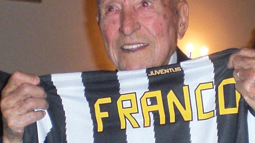 Francolino Piras, grande tifoso della Juve, con la maglia che gli regalò Del Piero