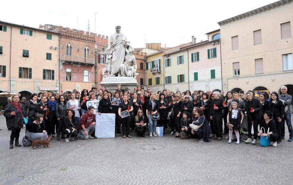 Foto di gruppo per gli insegnanti e gli studenti in piazza contro la riforma (foto Bf)