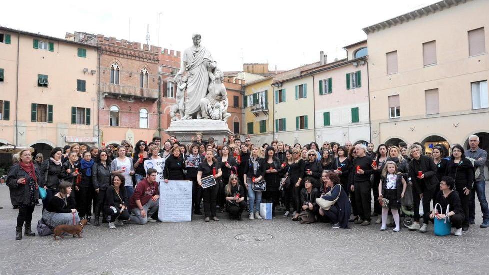 Foto di gruppo per gli insegnanti e gli studenti in piazza contro la riforma (foto Bf)