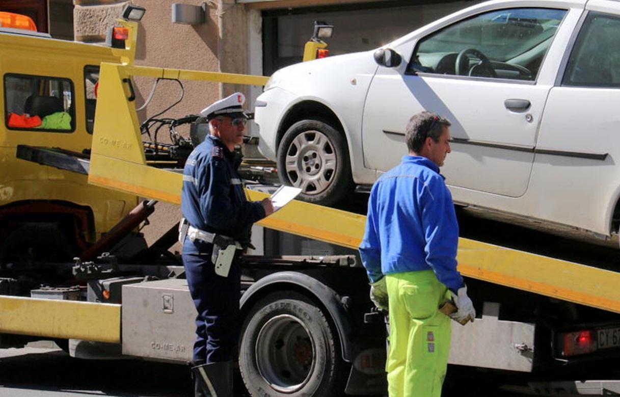 Vigili urbani in azione con il carro attrezzi: al via la campagna contro la sosta selvaggia (Marzi Pentafoto)
