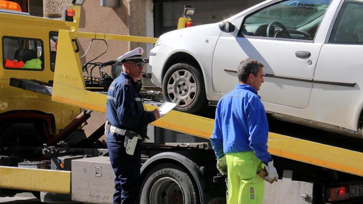 Vigili urbani in azione con il carro attrezzi: al via la campagna contro la sosta selvaggia (Marzi Pentafoto)