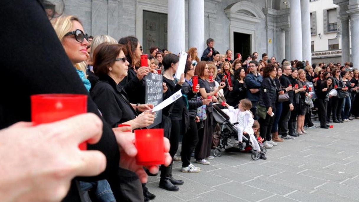 Il flash mob con il funerale della scuola in piazza Grande (Marzi Pentafoto)