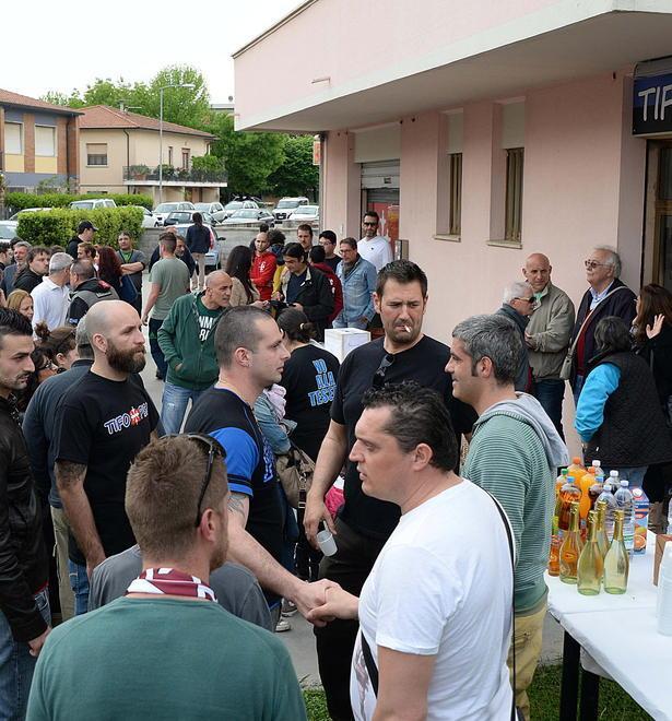 I rivali si abbracciano per aiutare bimbo malato 