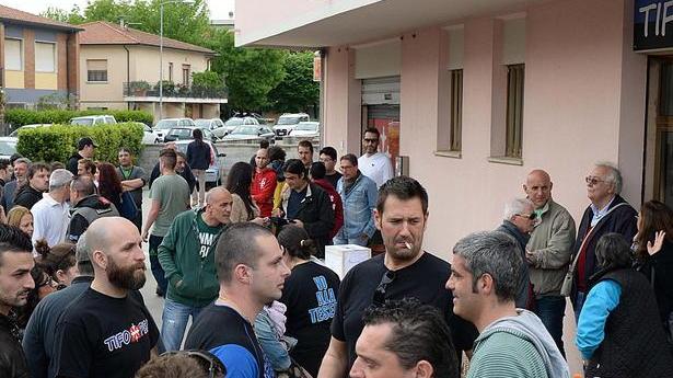 I rivali si abbracciano per aiutare bimbo malato