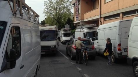 Sagra dei baccelli, è caos furgoni